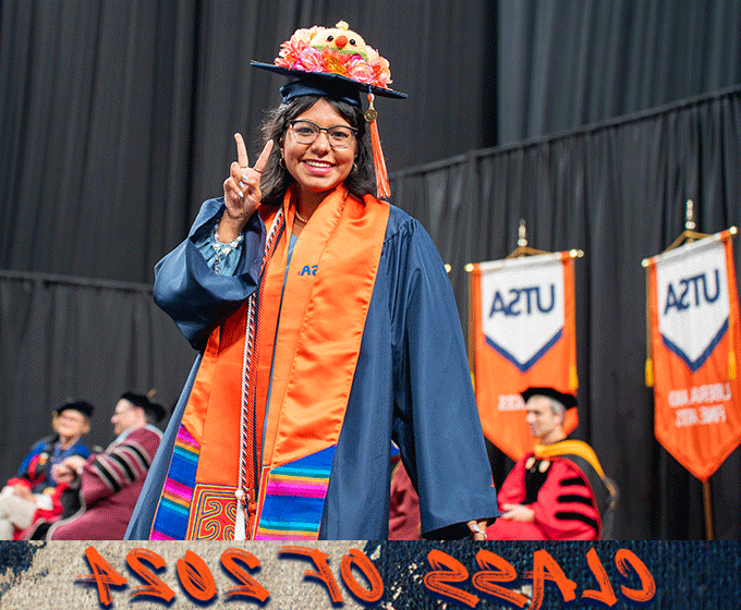 Traditions help 世界杯官方app graduates stand out at Commencement